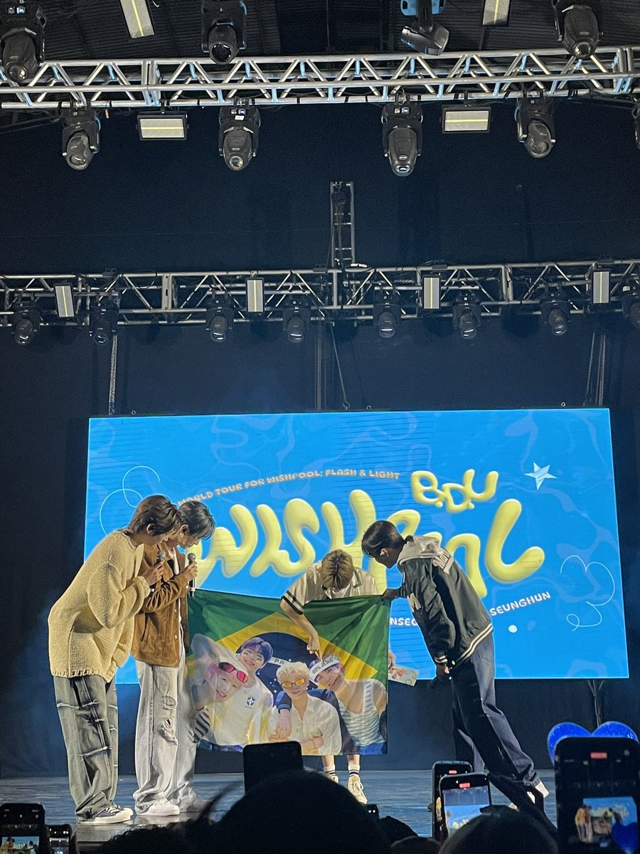 Lari_2M1's tweet photo. Agora que o X voltou preciso compartilhar algumas fotos desse show incrível 💙
#BDUinBrazil #BDU #JayChang #Bitsaeon
#Minseo #Seunghun #kpop #concert @BDU4official @jchang63 @CIX_twt https://t.co/kBzH0BFiIG