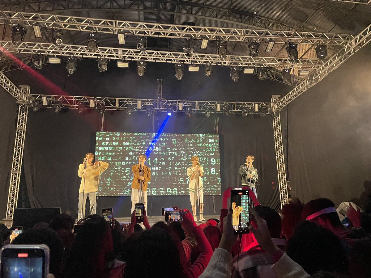 Lari_2M1's tweet photo. Agora que o X voltou preciso compartilhar algumas fotos desse show incrível 💙
#BDUinBrazil #BDU #JayChang #Bitsaeon
#Minseo #Seunghun #kpop #concert @BDU4official @jchang63 @CIX_twt https://t.co/kBzH0BFiIG