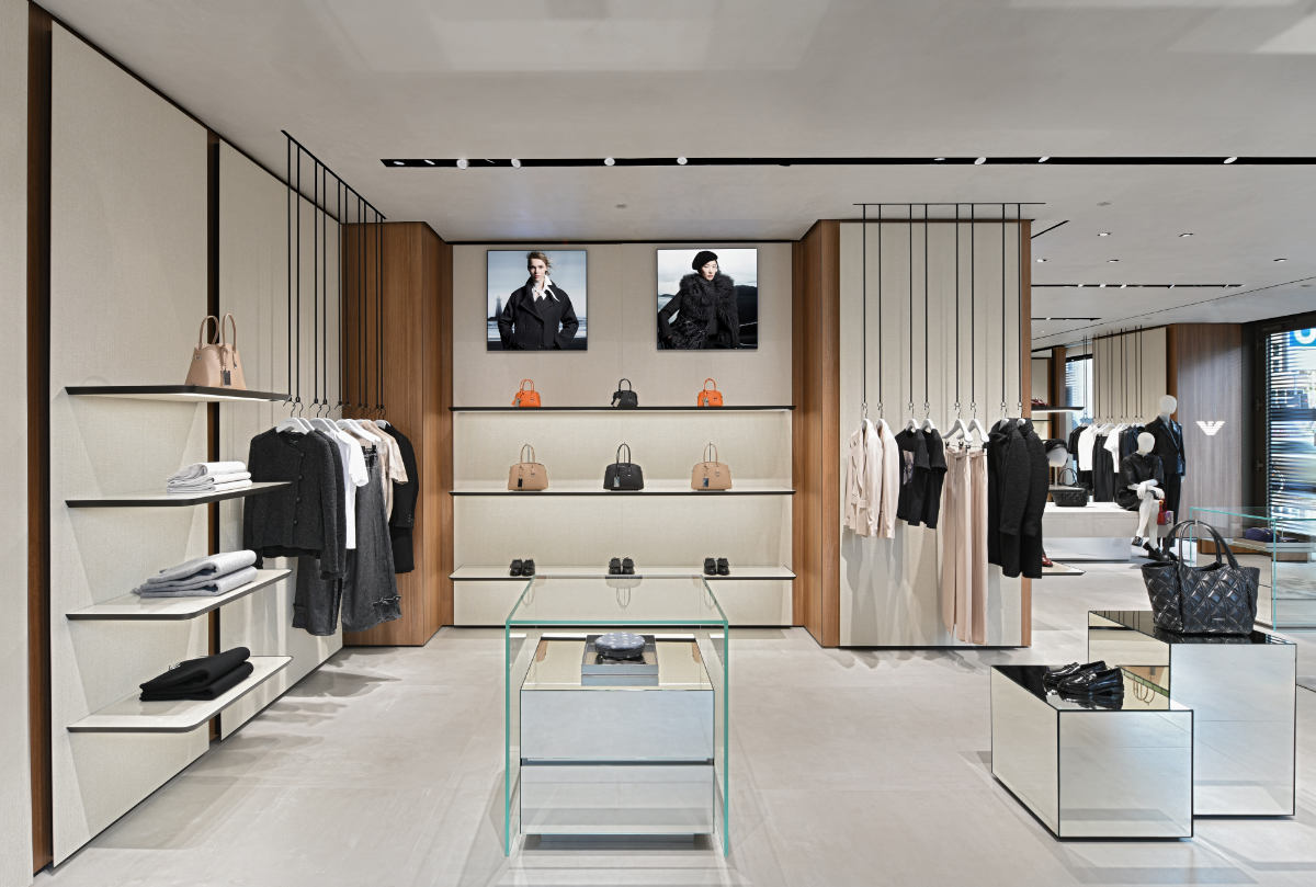 cppluxury's tweet photo. Emporio Armani opens new boutique in Düsseldorf, Germany
https://t.co/LXBYsnAxAM
#EmporioArmani #Armani #ArmaniGroup #GiorgioArmani #Dusseldorf #newopening #luxuryfashion #luxury #fashion #luxuryaccessories #luxuryretail #luxuryboutique #luxurybusiness @armani https://t.co/b7M3opZKfi