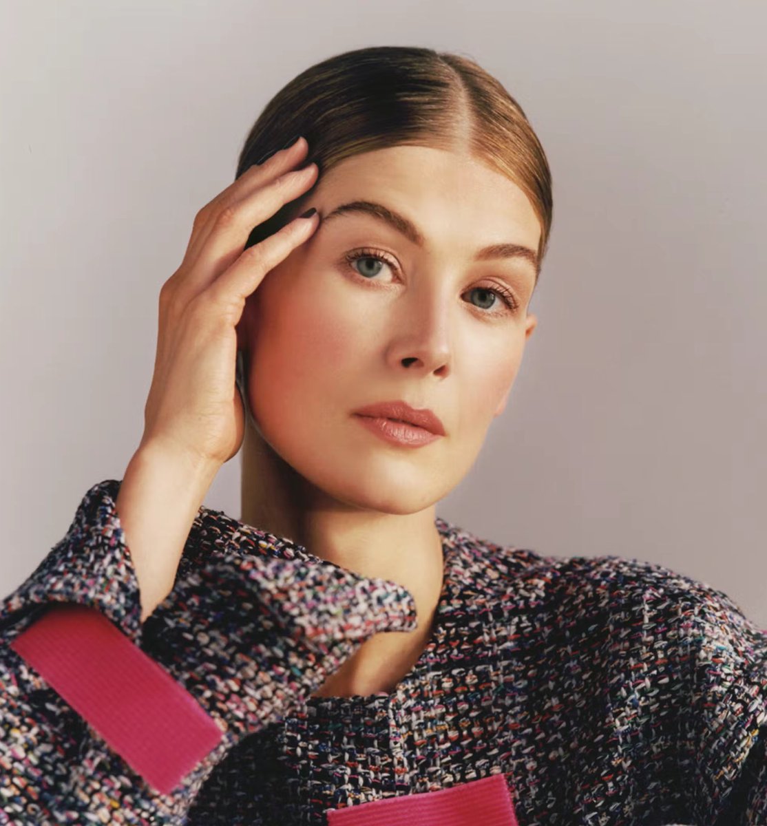 FilmUpdates's tweet image. Sacha Baron Cohen and Rosamund Pike to star in comedy ‘LADIES FIRST’ for Netflix. 

Baron Cohen will play an unrepentant womanizing chauvinist who finds himself in a parallel world dominated by women. A fiery female counterpart (Pike) makes things even more complicated.