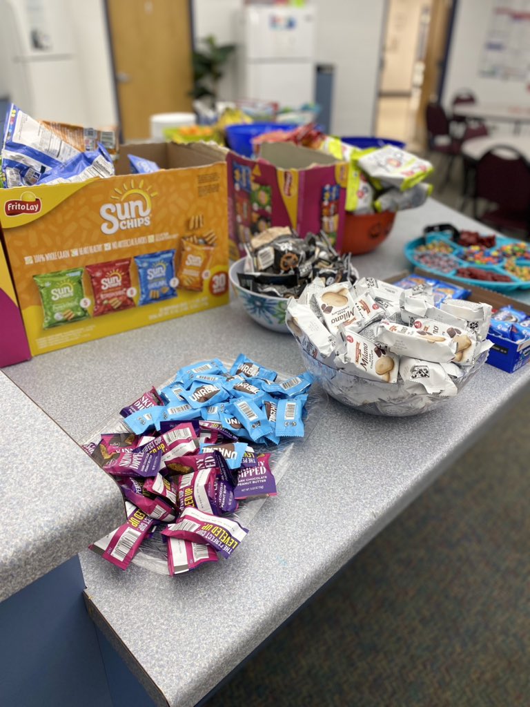 How did we get so lucky at <a href="/D59JulietteLow/">Juliette Low Elementary</a> ?!  Staff continues to get spoiled by <a href="/LowPto/">JulietteLowPTO</a> 💙🧡🐾🐅