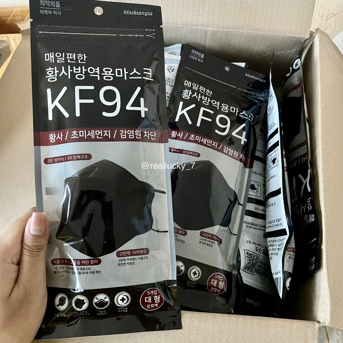 reallucky_7's tweet photo. พร้อมส่ง
#แมสkf94 ทรง3D
*สีดำ* (made in korea)

ยี่ห้อ Masksangsa แผ่นกรอง 4 ชั้น

—1 ซองมีแมส 5 ชิ้น—
1 ซอง 40฿
6 ซอง 240฿ ‼️ส่งฟรีจ้า‼️
10 ซอง 360฿ ‼️ส่งฟรีจ้า‼️

ค่าส่ง Ems 50 , J&amp;t 40
#ใช้ดีบอกต่อ #ส่งต่อคสอ #โควิด19 #แมสเกาหลี #kf94 #ถูกและดี #แมสพร้อมส่ง #พรีเกาหลี #ส่งต่อ https://t.co/f2Ab57wDvS