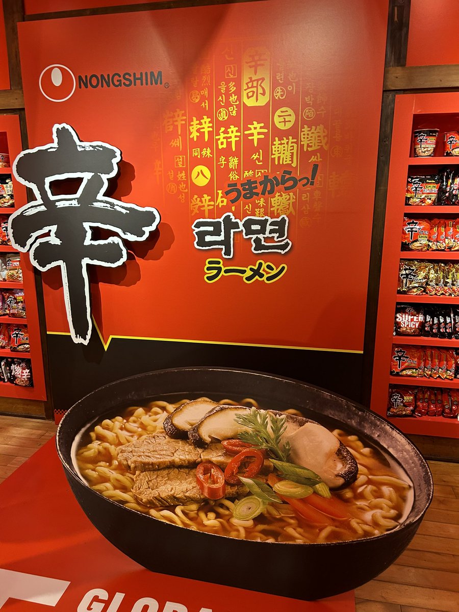 KUKULIsan's tweet photo. 実は私、辛い物が大好きです！
という事で辛ラーメンのイベントに行ってきました。
ここでは辛ラーメンの歴史や美味しさの秘密、アレンジレシピまで知る事ができます🔥外のキッチンカーでは試食も配布していました！(私は時間の都合上、試食できず‥)
ご興味ある方はぜひ行かれてみては？
#辛ラーメン https://t.co/oduUR3U5xQ