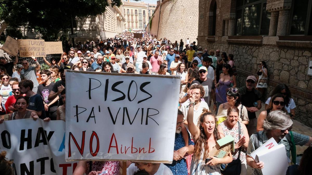 opiniondemalaga's tweet photo. Málaga se movilizará ante la especulación urbanística el 9N: 'Si nos echan de los barrios, paramos la ciudad' https://t.co/nZ3USqQZA7 https://t.co/ZKGsbtRYzm