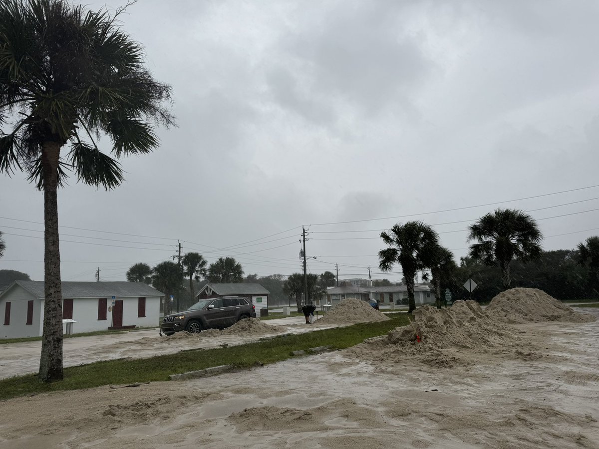 alexusctv's tweet photo. Some folks are still filling up sandbags in Butler Beach along A1A. 

@ActionNewsJax https://t.co/Fi5FJSo1cf