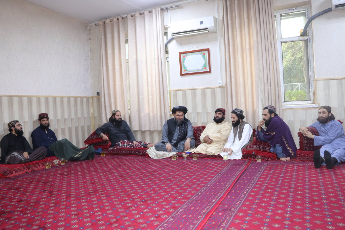 Kabul_Governor's tweet photo. د کابل والي د تير شل کلن جهاد له یو شمیر معيوبو مجاهدینو سره په ولایت مقام کې لیدنه وکړه.
چهارشنبه ۶/ ۴/ ۱۴۴۶ ه ق
د کابل والي الحاج ملا امین الله عبید د تير شل کلن جهاد له یو شمیر معيوبو مجاهدینو سره په ولایت مقام کې لیدنه وکړه. https://t.co/1BlhLF87Sg