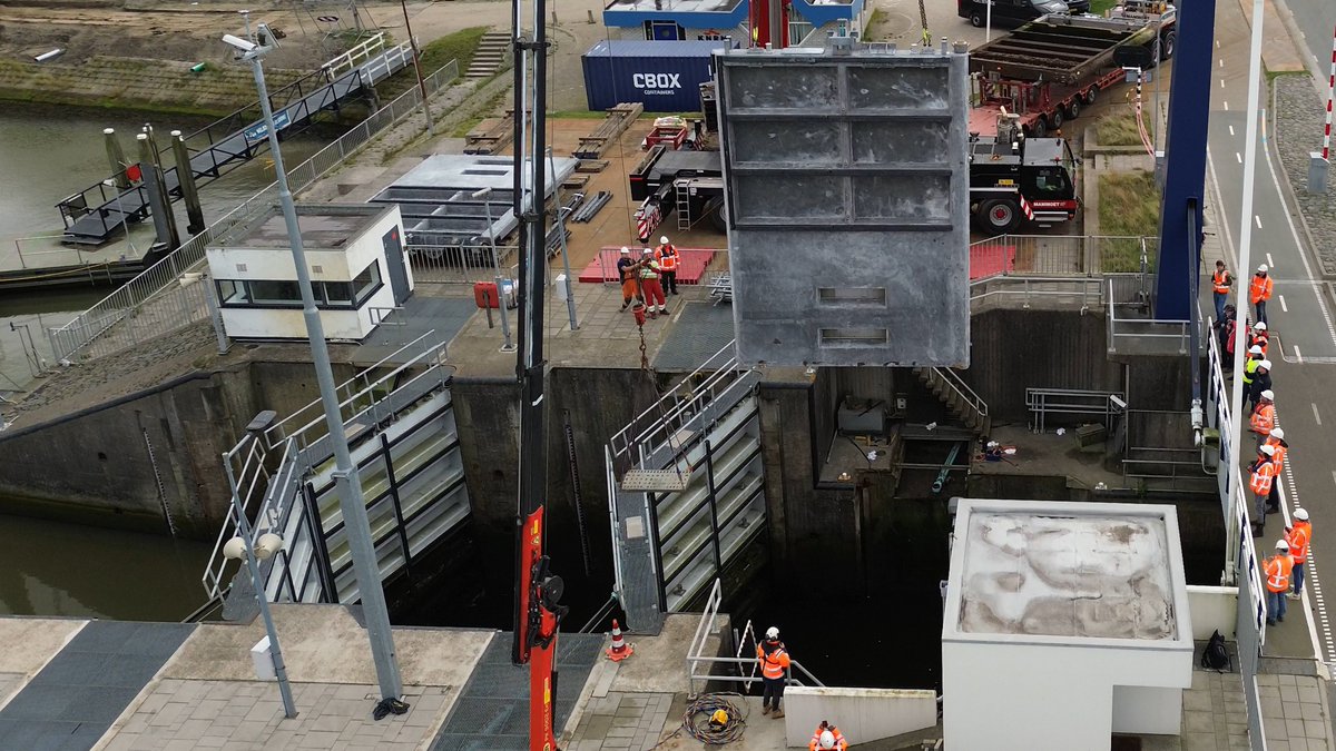 provgroningen's tweet image. 🚢🔧 De sluisdeuren van de zeesluis in Lauwersoog zijn vernieuwd! Groningen heeft nu 's werelds eerste sluisdeuren van ultrahogesterktebeton: licht, supersterk en onderhoudsvrij. Duurzaam alternatief voor hout en staal! 🌍provinciegroningen.nl/actueel/nieuws…