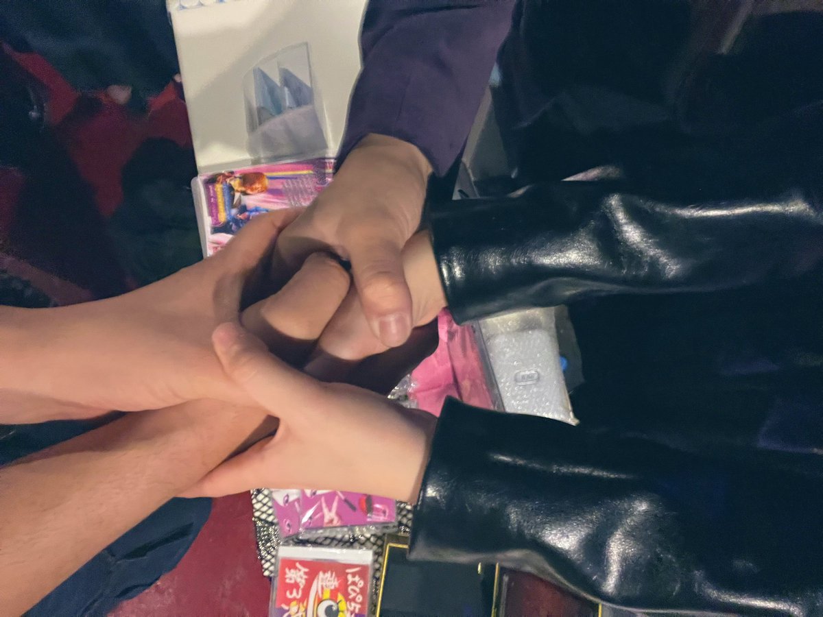 runasol911's tweet photo. 月ノ雫、新たな試み❤️‍🔥
来てくれた人、物販へ立ち寄ってくれた人と握手していきます🤝🏻
皆んなで上を目指していく🌙💧
4人目💪🏻 https://t.co/A9sbGDl4VT