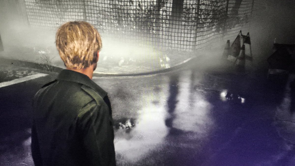 Eloith's tweet image. De las cosas que más me están gustando de silent hill 2, es que la niebla se mueve... Se mueve! Se siente viva, es como si algo te asechará todo el tiempo.
El combate está muy rudo...la mejor opción es correr y eso me frustra, pero me gusta.