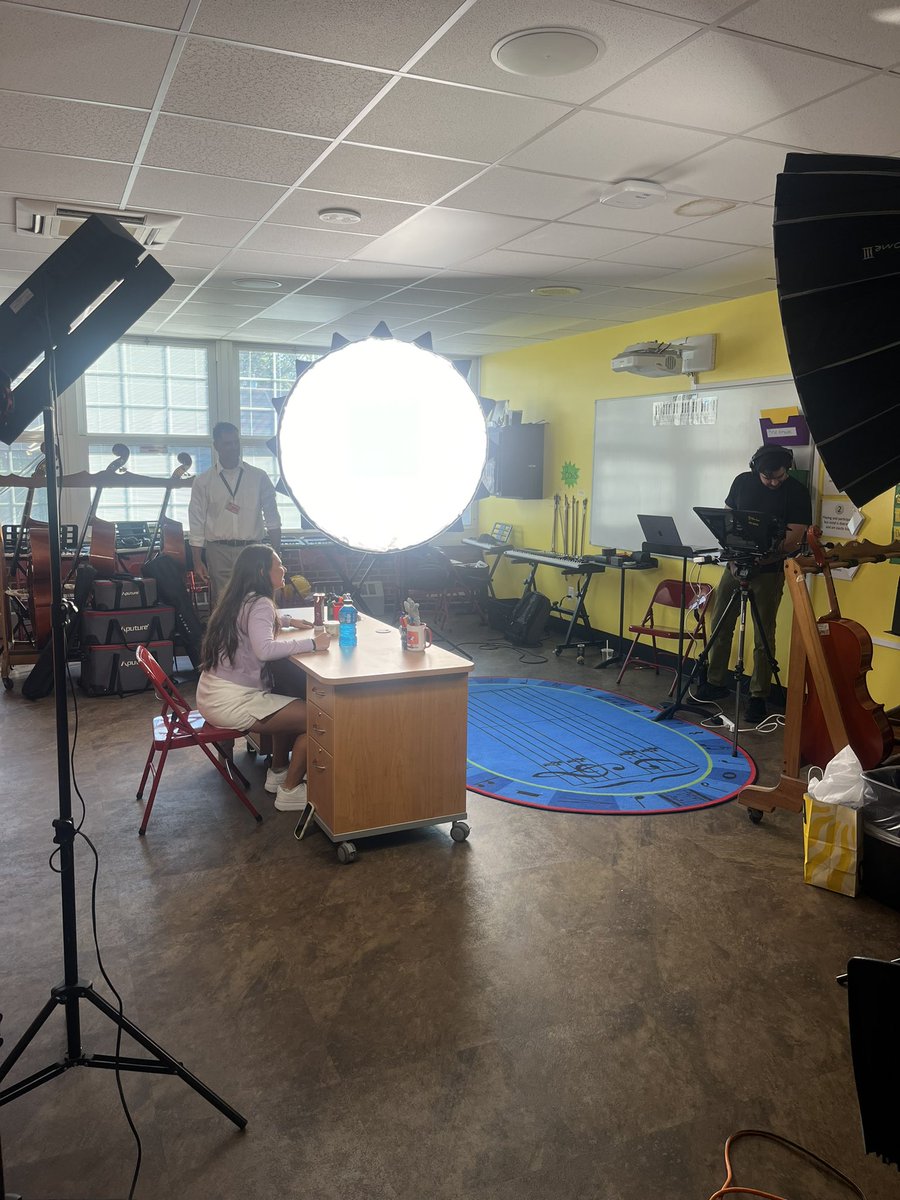 whittneysmith_'s tweet photo. On the set! Filming our new elementary health series. Cant wait to see the final product that will help our learners stay healthy and strong! #MineolaHealthy #MineolaGrows #MineolaProud 🎥🎬🎞️ https://t.co/8hDt4iE4wp