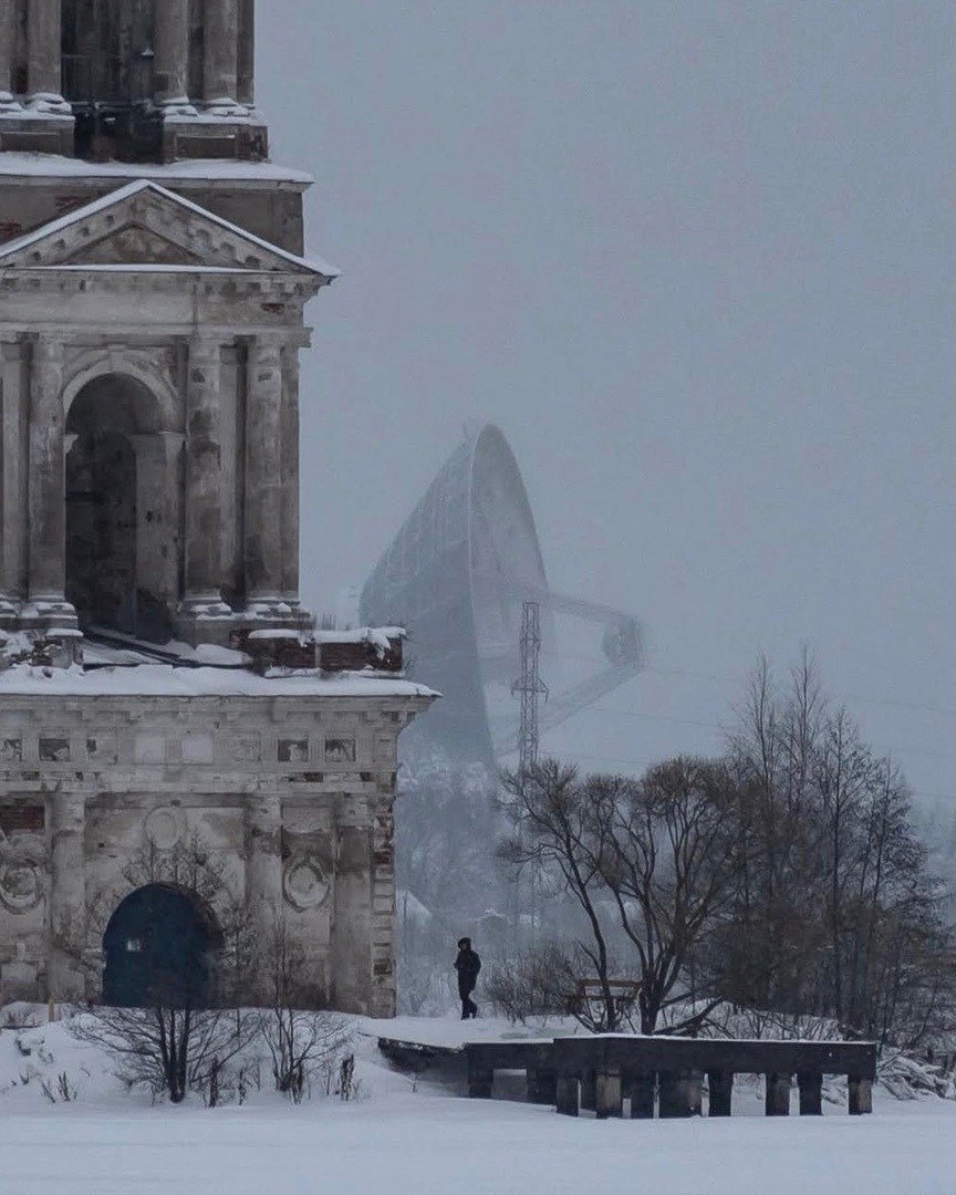 SolidBoosters's tweet photo. The TNA-1500 radio telescope, situated at the Kalyazin Radio Astronomy Observatory. This colossal piece of engineering, set against a snowy backdrop, resembles the remnants of some distant civilization. #RT64 #TNA1500
📷Credit: Respective Owners https://t.co/9o1UzOGc5I