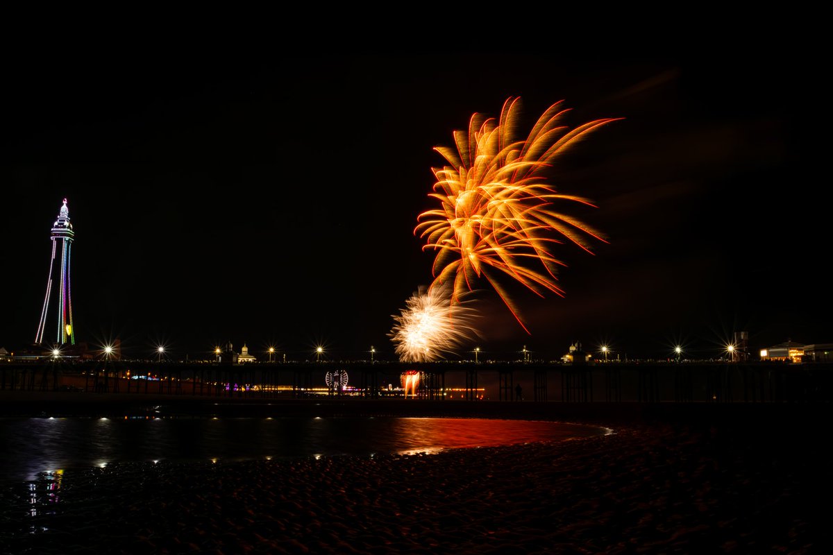 WorldInFocusPic's tweet photo. A fantastic display by Great Lakes Fireworks LLC at the Blackpool World Fireworks Championships 2025. @TitaniumFwks @WeAreFireworks https://t.co/9FLCO4TEFv