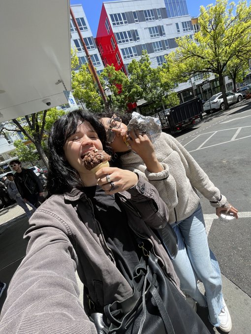 I love eating ice cream with my friends 

@ravynalexa https://t.co/nNQoLkTwSL
