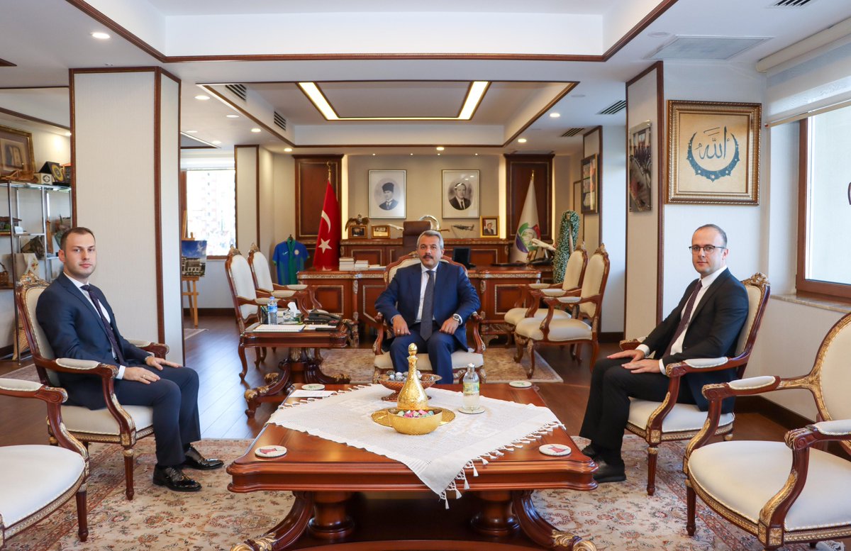 📌 İzmir Karaburun Kaymakamı Mustafa Özbay, Valimiz <a href="/ihsanselimb/">İhsan Selim Baydaş</a>'ı makamında ziyaret etti. Ziyarete Rize Kaymakam Adayı Emrah Azman da eşlik etti.