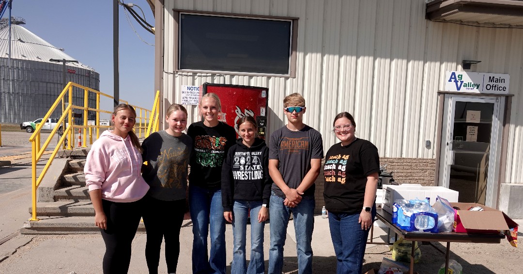 agvalleycoop's tweet photo. Last Friday, the Southern Valley FFA Chapter served delicious Feed the Farmer meals at our Edison and Orleans elevators! 🍽️🚜 https://t.co/vsnm6Oni8t