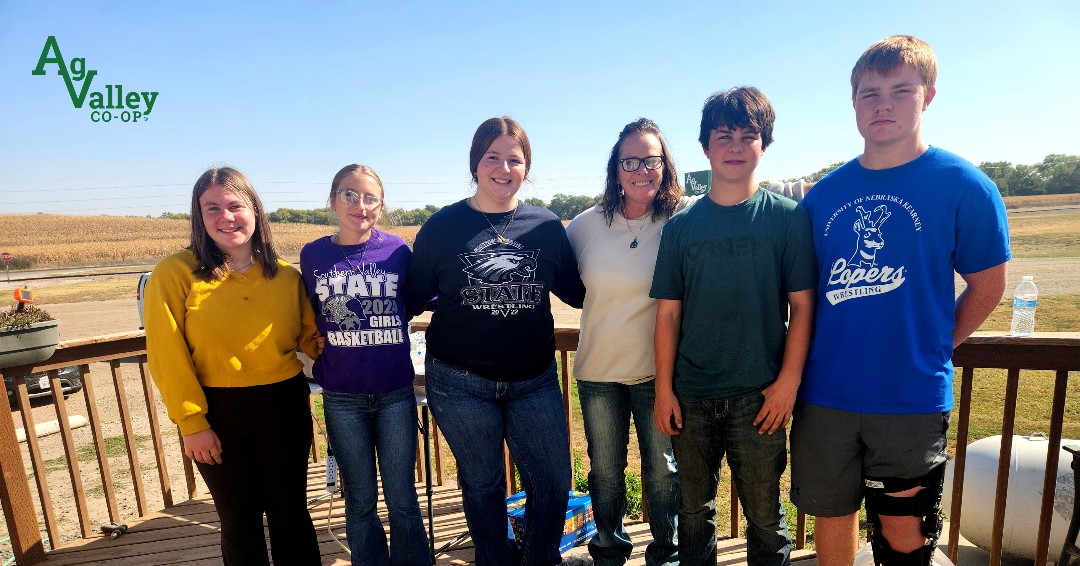 agvalleycoop's tweet photo. Last Friday, the Southern Valley FFA Chapter served delicious Feed the Farmer meals at our Edison and Orleans elevators! 🍽️🚜 https://t.co/vsnm6Oni8t