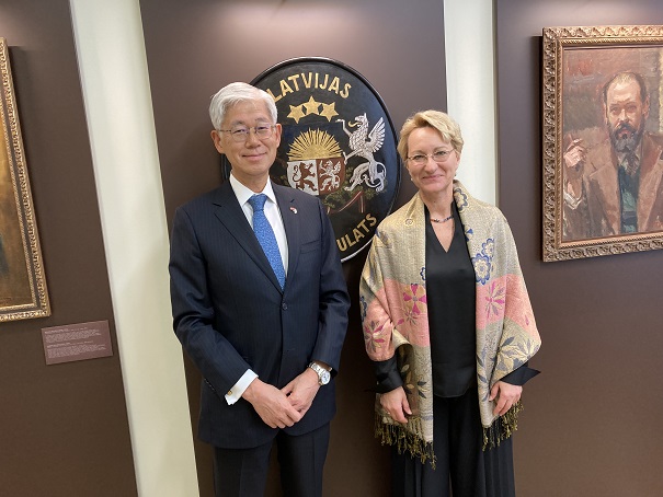 9. oktobrī vēstnieks Takase tikās ar ārlietu ministrijas parlamentāro sekretāri Daci Melbārdi un, atvadoties pirms kadences beigām, viņi apsprieda divpusējo attiecību veicināšanu dažādās jomās, tostarp drošības, ANO, starptautisko organizāciju, ekonomikas un kultūras jomā.