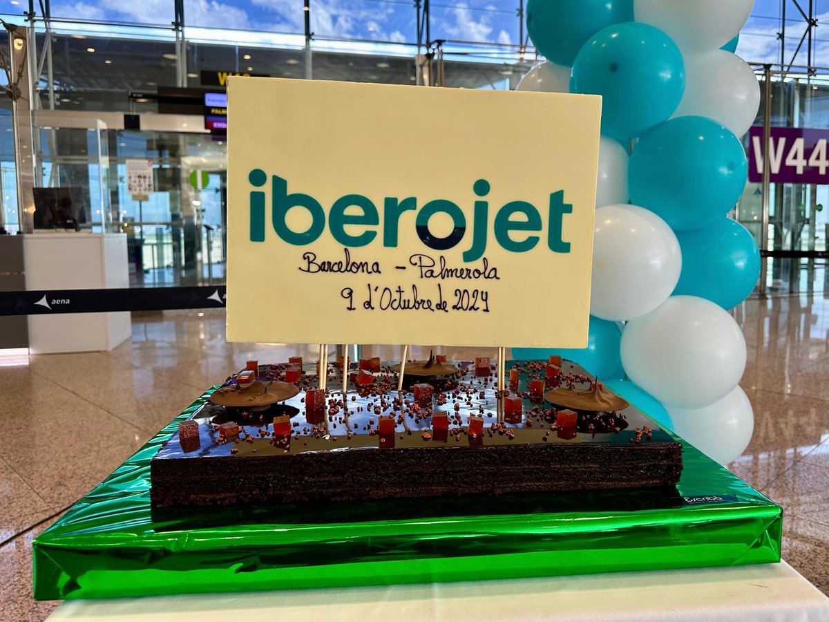 aena's tweet photo. 🛬 El #Aeropuerto Josep Tarradellas #Barcelona-#ElPrat recibe el primer avión y celebra el acto inaugural de la nueva ruta de @iberojetair_es a Palmerola, Honduras 🇭🇳.

¡Bienvenidos 👋! #AeropuertosAena https://t.co/yvaV5QemFj