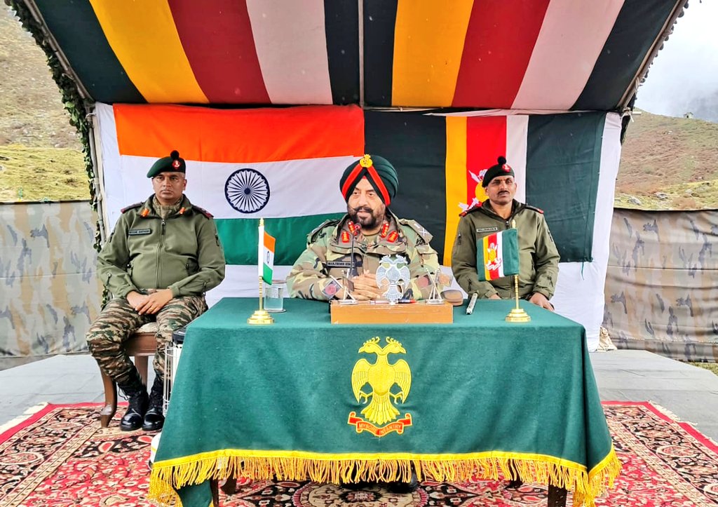 SWComd_IA's tweet image. #LtGenManjinderSingh,  GOC-IN-C #SaptaShaktiCommand and Col of the Madras Regiment visited 18 MADRAS(Mysore). 

The General Officer appreciated the high standards of professionalism and devotion displayed by the Thambis of Team 18. 

The Army Commander motivated all ranks to be…