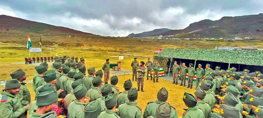 SWComd_IA's tweet image. #LtGenManjinderSingh,  GOC-IN-C #SaptaShaktiCommand and Col of the Madras Regiment visited 18 MADRAS(Mysore). 

The General Officer appreciated the high standards of professionalism and devotion displayed by the Thambis of Team 18. 

The Army Commander motivated all ranks to be…