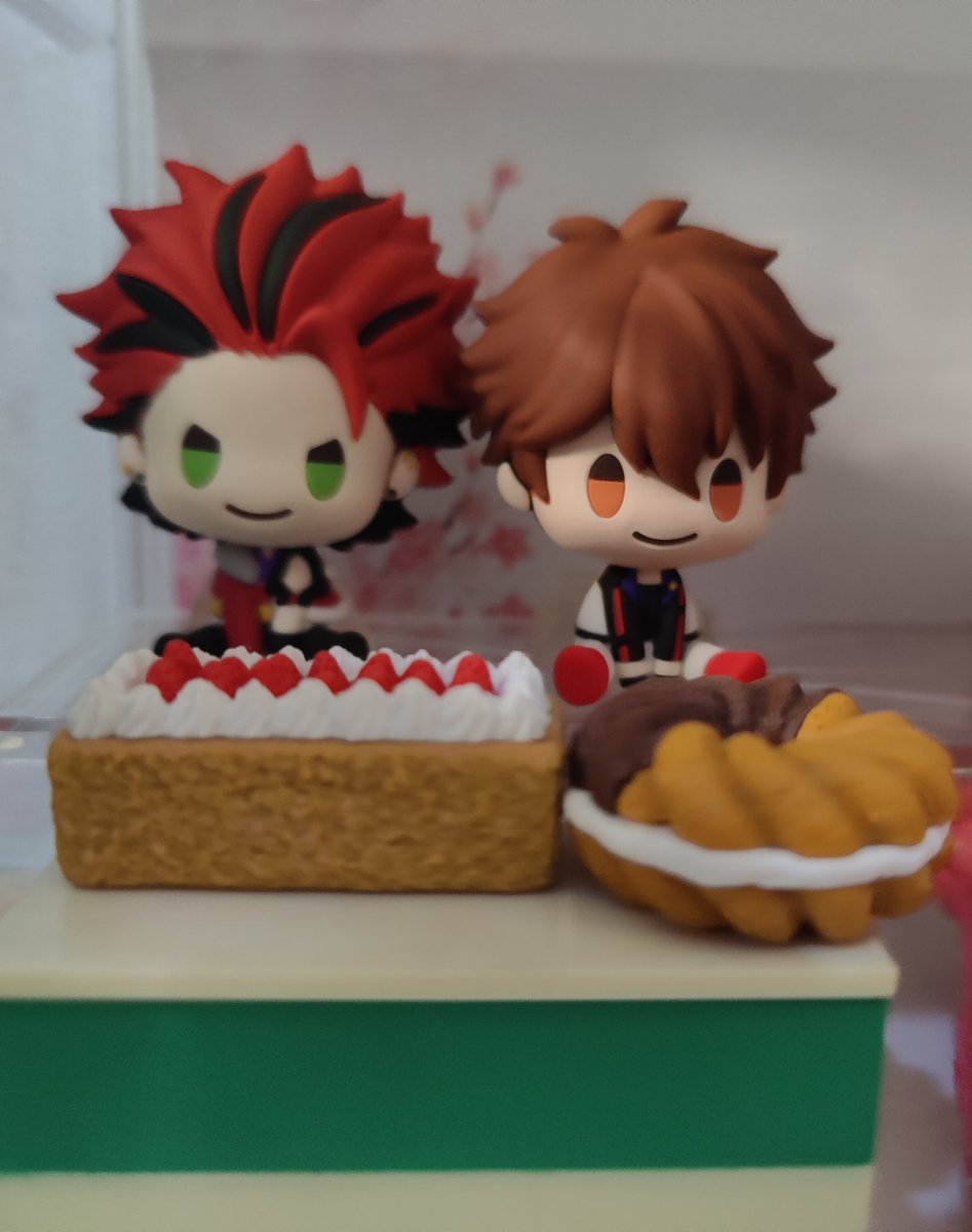 <a href="/SHINJINSEIGI/">守沢 CHIAKI ( LH :: will be back! )</a> Oh, nunduk! Soalnya Kuro kan sempat oleng melihat sosok he/him Chiaki!

Kalau begitu, saatnya makan makanan manis berdua!