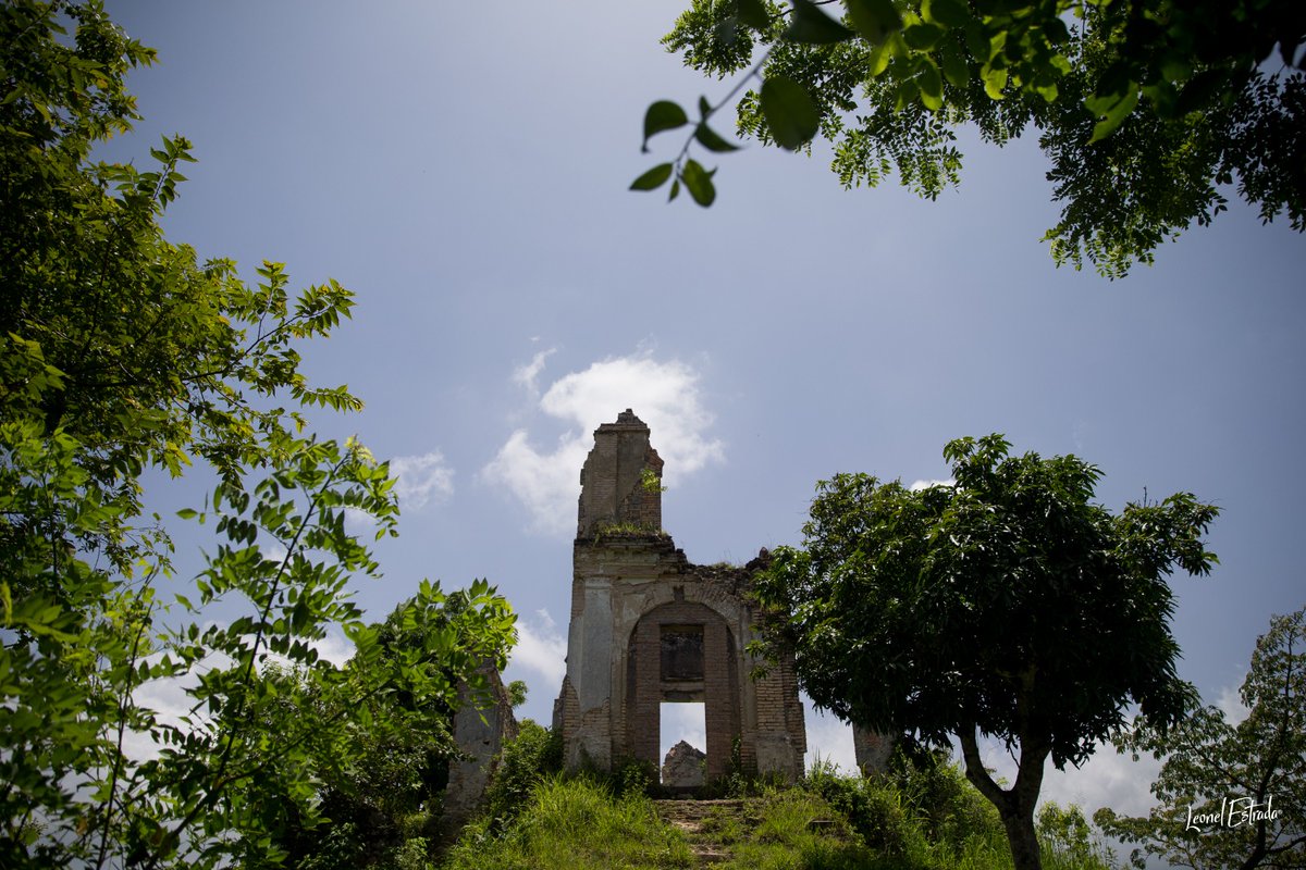 CASTILLOBOGRÁN | 🏰✨ En la zona de amortiguamiento del Parque Nacional  Montaña de Santa Bárbara, un castillo colonial, que una vez fue hogar de la  familia del expresidente Luis Bográn, se deteriora,, image size:1200x800