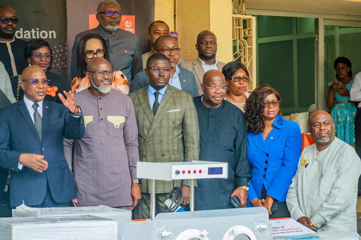 AgenceAui's tweet photo. Grand Oral devant le Ministre de la Santé Publique et le Directeur Général d'Orange Cameroun.  Des couveuses solaires pour nos bébés... Tout dépend de nous !!!

#AUITechno
#FondationOrangeCameroun 
#CouveuseNéonatale
#sergearmelnjidjou
#Mawouo https://t.co/mSSqMsmrLP
