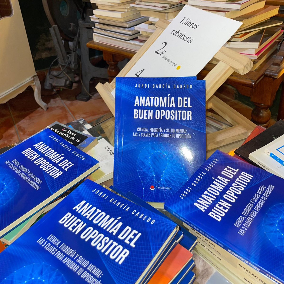 bonnoX7's tweet photo. Hola! Me hace mucha ilusión anunciar que hoy sale a la venta en plataformas digitales y librerías del país el libro con el que llevo más de un año trabajando: ANATOMÍA DEL BUEN OPOSITOR. Ciencia, filosofía y salud mental: las 5 claves para aprobar tu oposición! ☺️ https://t.co/6bt7VMhsxJ