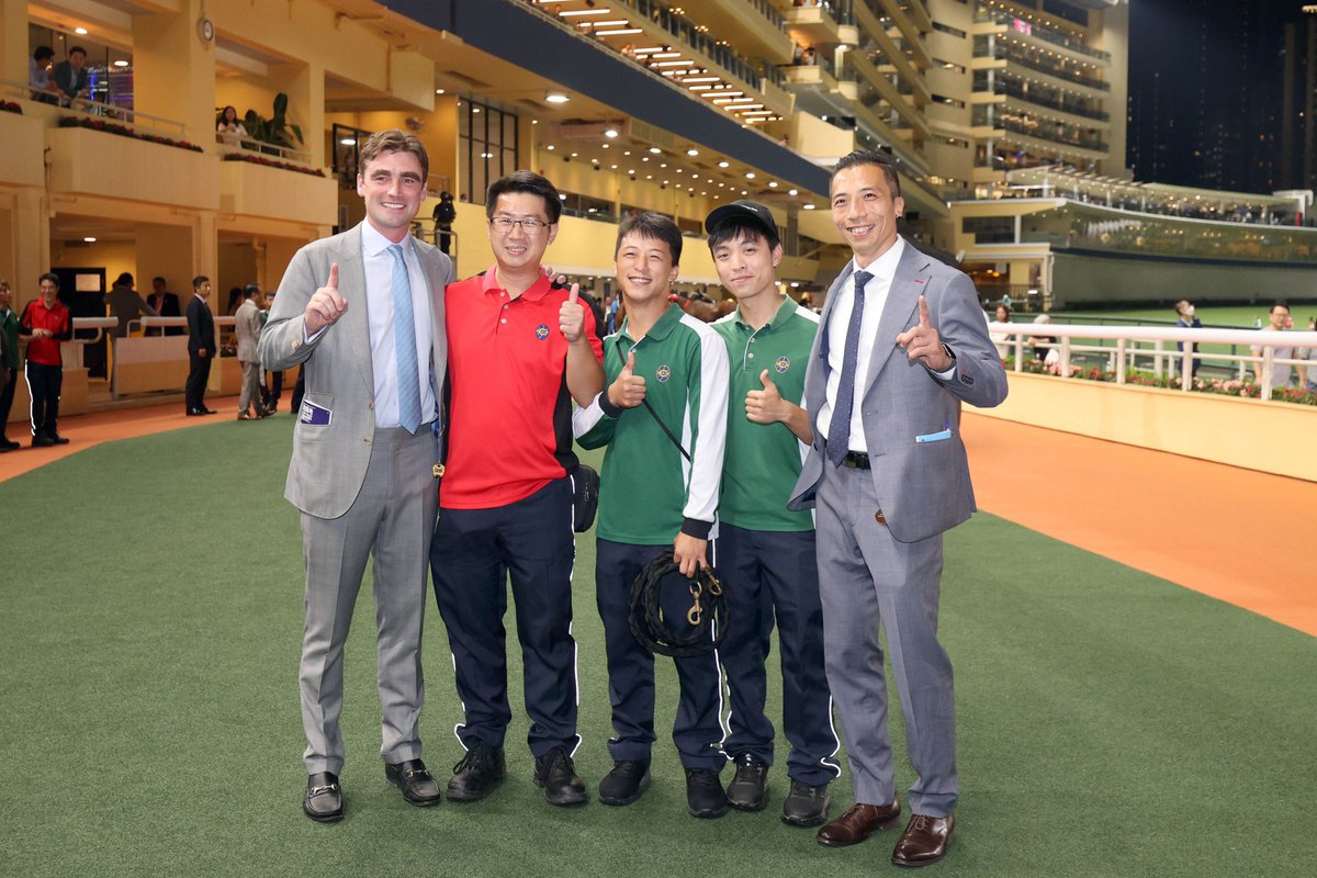 Bravo, David Eustace! 🍾

Swift Ascend becomes the handler's first winner in Hong Kong at Happy Valley tonight... 👏

#HappyWednesday | #HKracing