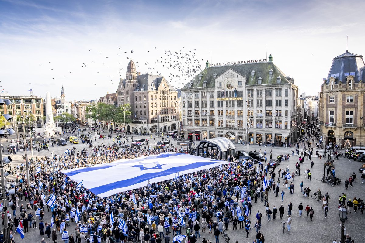 chris_stoffer's tweet photo. Maandag kleurde de Dam blauw-wit met een enorme Israëlische vlag. Een prachtig en bemoedigend moment! Met grote overtuiging betonen we ons solidair met het Joodse volk. 🇮🇱🕊️

Bekijk hier de terugblik: https://t.co/nqBN88MCbX

📸 Cees van der Wal https://t.co/jyT5hYpHin