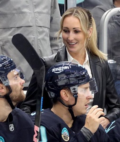 ratluvr's tweet photo. women belong in hockey https://t.co/uT1cfMeJLn
