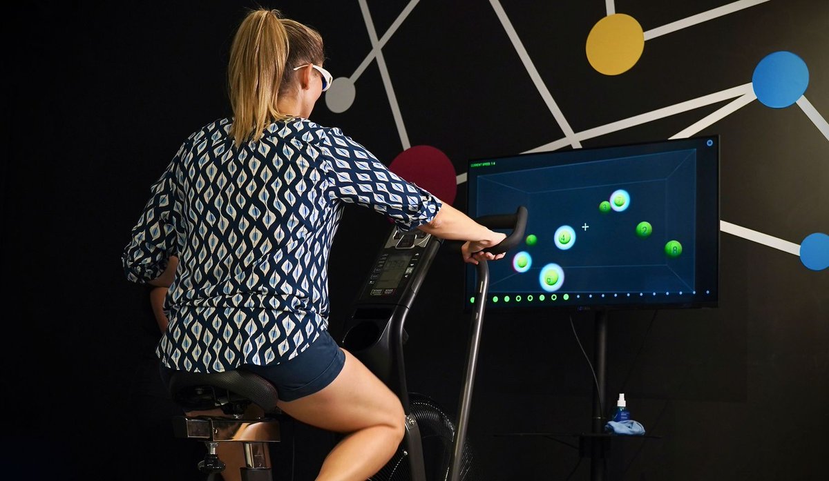 NeuroTrackerCSi's tweet image. Anna Milani using NeuroTracker for neurophysical training at SPARKD in Singapore. 

They use dual-task mind and body workouts to promote general wellness 💪
#NeuroTracker #SPARKD #Wellness