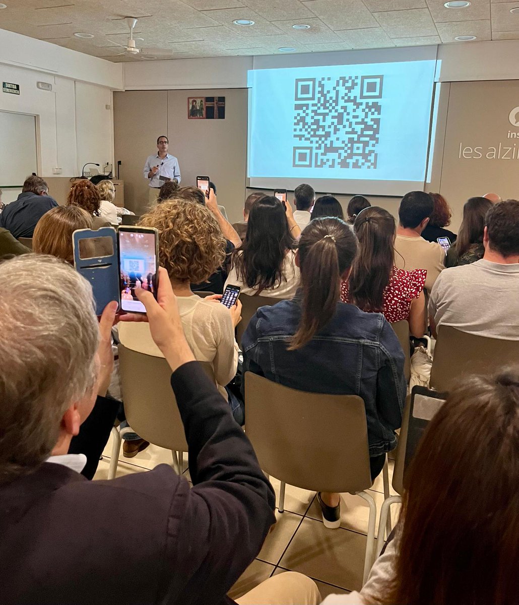lesalzines's tweet photo. Ahir vam tenir la sort de comptar amb @AlfonsCucurull, expert en formació de #famílies. Va oferir una sessió inspiradora sobre "Ser #MEC: compromís, implicació i bones pràctiques" per als matrimonis encarregats de curs. Gràcies per compartir la teva experiència! #LesAlzines https://t.co/nH7k8MK4x1