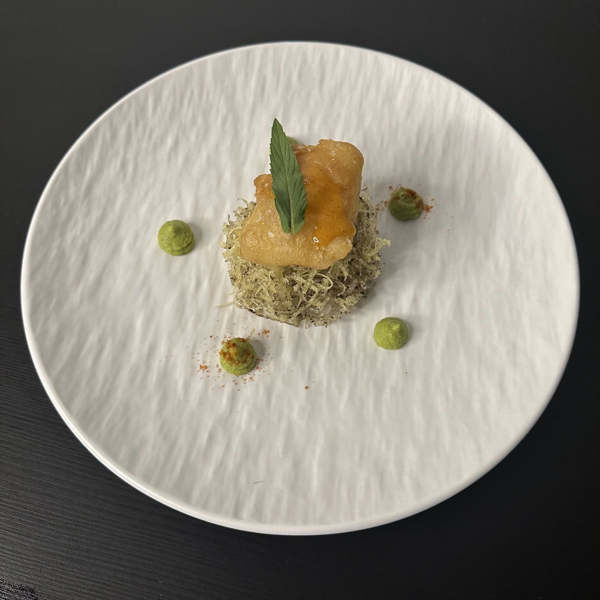 الهوني ماسترد بعسل السدر أعطى الصوص نكهة مميزة ما ذقتها قبل بأي صوص هوني ماسترد من قبل و مع لذعة خفيفة من بهار صرار حايل، نكهة الحبق العطرية مع اللومي المشمس كانت مميزة جداً في بيوريه البازلاء، مرارة اللومي الخفيفة كسرت الحلاوة بالطبق.
السمك جداً بسيط و ما غيرت فيه شئ.