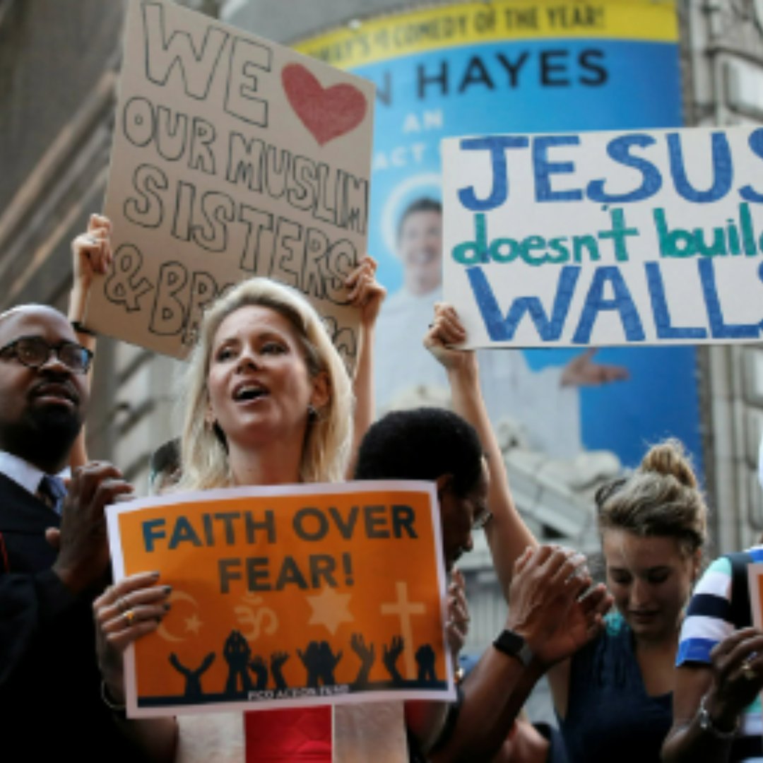 In three weeks: Discover how religious beliefs influence voting behavior and shape political ideologies in our country. Daniel K. Williams (Ashland University) will delve into the complex relationship between faith and politics. Find more information: bit.ly/3XPQuDW