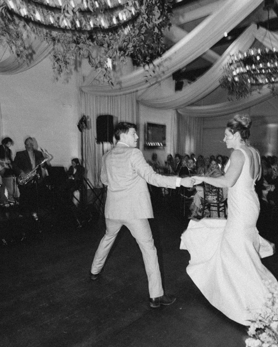 bachelorband's tweet photo. Clare and Dan's first dance stole our hearts 💕 #WeddingWednesday 

Photos by @audrajonesphotography https://t.co/V3YNJ6hMn0