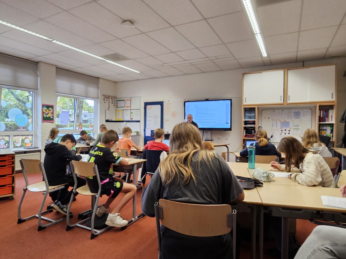 Arend van Dam, schrijver van de AugDictees dit jaar, las vandaag het door hem geschreven voorrondedictee voor op de St. Jozefschool in Geldrop. Mehmed en Malou gaan op woensdag 13 november de strijd aan in de finale. Van harte gefeliciteerd, Mehmed en Malou!!!