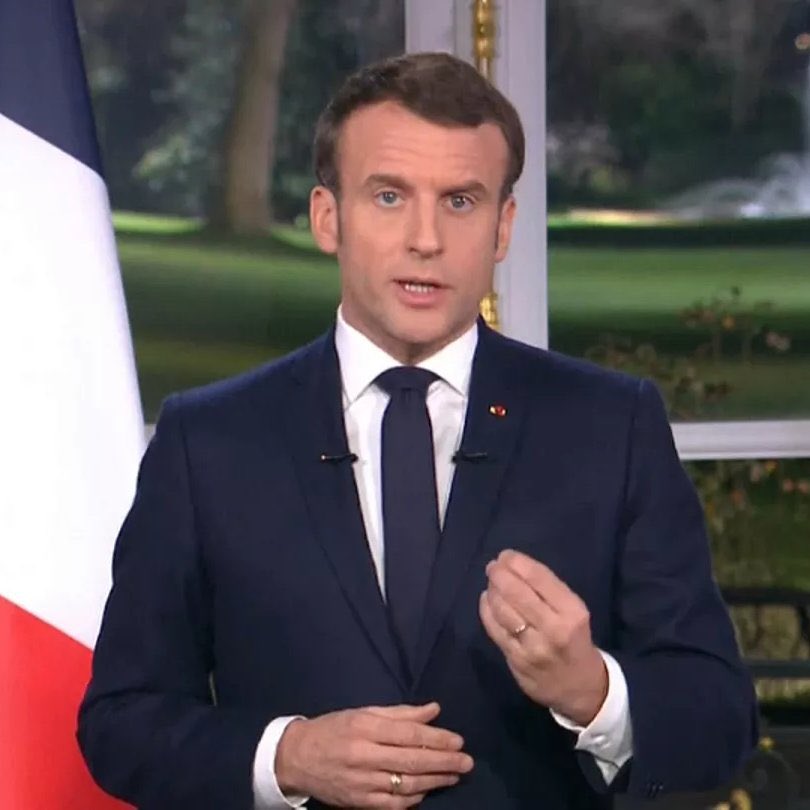GossipRoomOff's tweet photo. 🚨 Emmanuel Macron a déclaré qu’il se "battra" pour que la série "Emily in Paris” reste à Paris :

“Nous allons leur demander de rester à Paris ! "Emily à Paris" à Rome, cela n’a aucun sens !" 🇫🇷🥖 (via Variety) https://t.co/NdnUW3YJPP