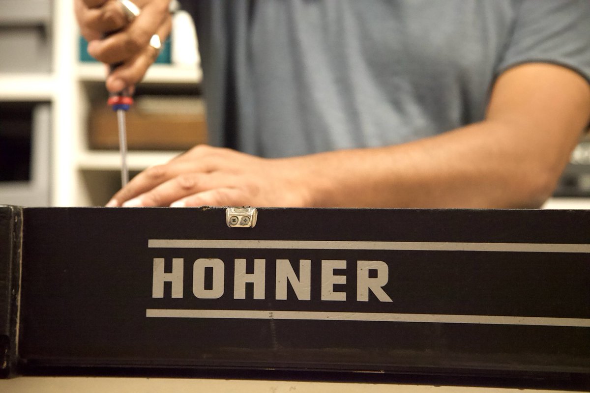 The Hohner Clavinet E7 is back in the studio after a small modification and a bit of maintenance. With its front-facing tuning system and a pickup that captures all the metallic strings of the keyboard, the uniqueness of this model now lies in its Vintage Vibe Vibanet preamp.