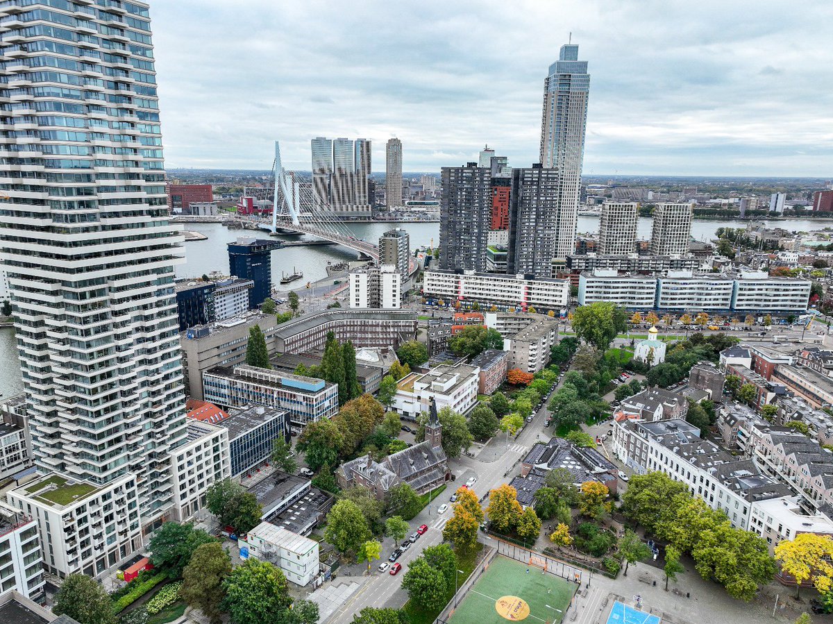 Mooi #prefabbeton voor <a href="/VanWijnenGroep/">Van Wijnen</a> 
in Rotterdam centrum. 
Bouwen tegen deze skyline is een eer!