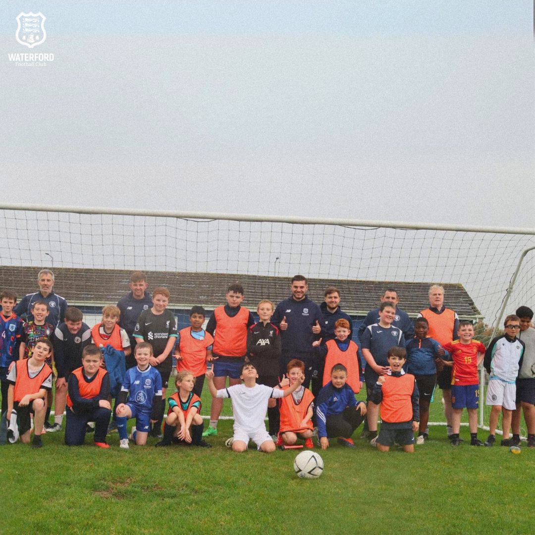 WaterfordFCie's tweet photo. Waterford FC in the Community were delighted to attend Waterford Crystal FC’s Food Drive handover recently to the Waterford Food Bank, where Grant Horton, Sam Bellis &amp; Barry Baggley provided an hour-long training session to the members of of Waterford Crystal 🤝

#WaterfordFC https://t.co/E2WriacqDx