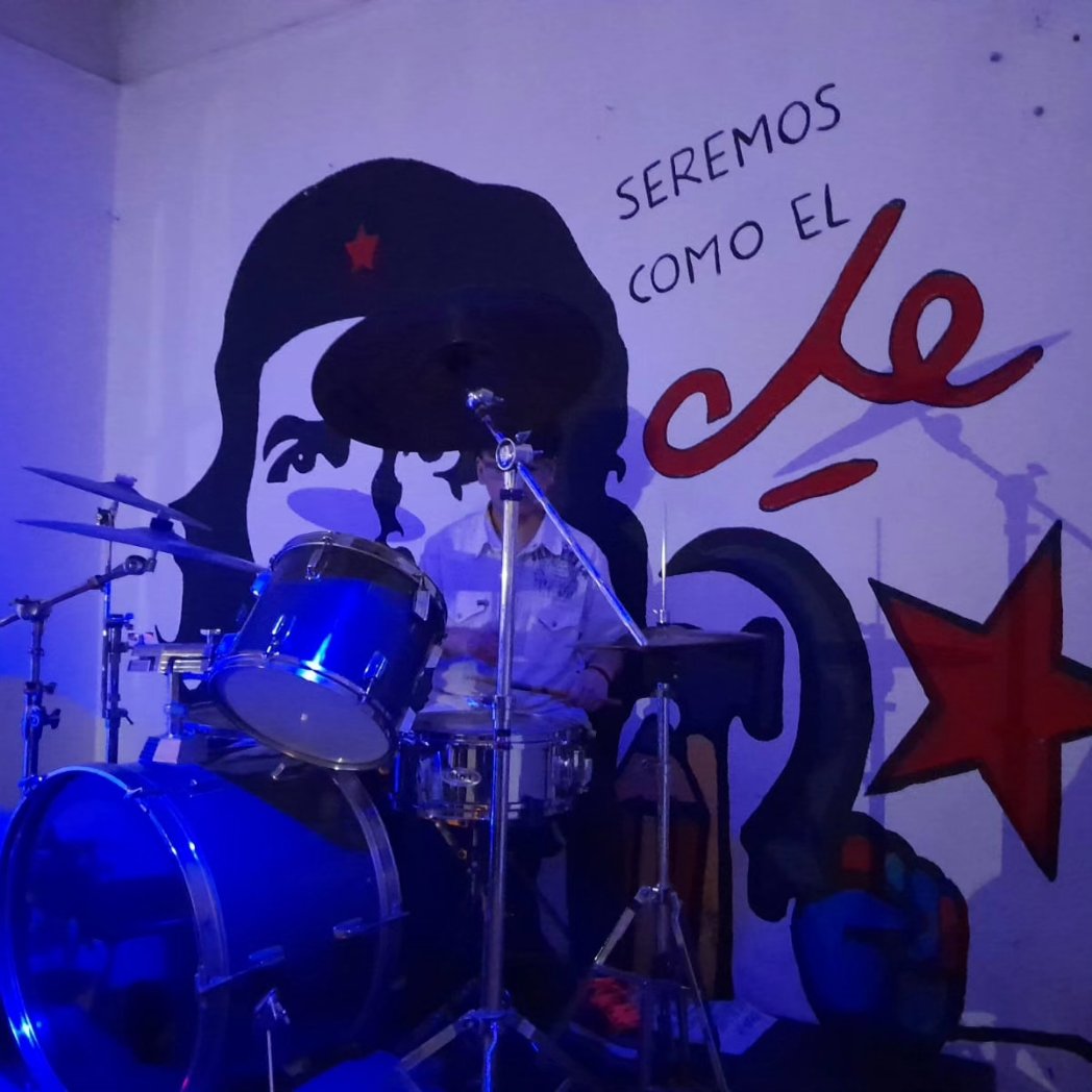 PCCE_Secus's tweet photo. Siendo el arte nuestra mejor arma, compartimos poesía y canciones de la mano de la Trova del Sur, para finalizar con 3 bandas de rock, distintas aunque idénticas en pasión y compromiso por querer ser los jóvenes de hoy, que no claudican, que no olvidan y que luchan x sus sueños. https://t.co/WZm4iGA2dz
