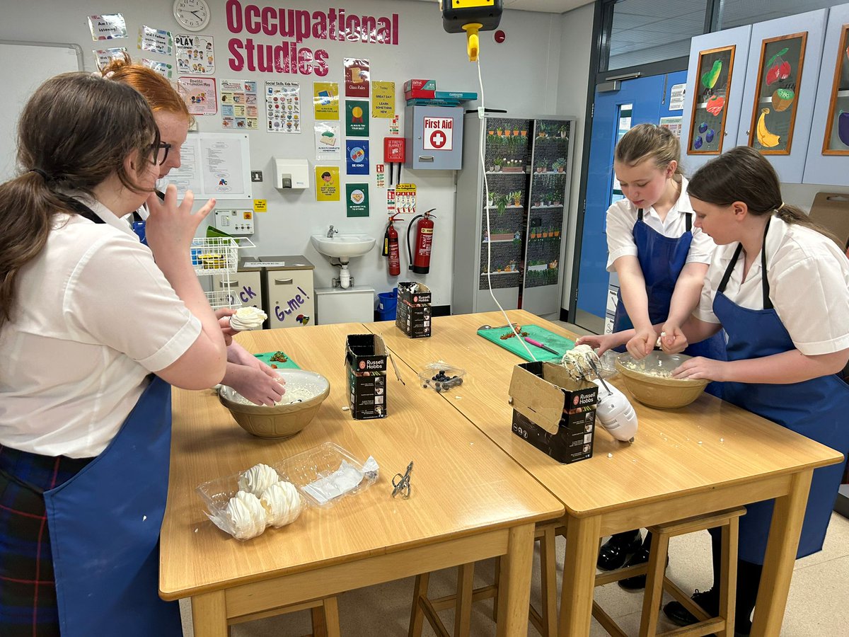 _stgens's tweet photo. Year 8’s enjoyed making Eton Mess in cookery club this week! 🫐🍓#teamstgens #utsintunum @stgensAP @stgenshe https://t.co/7noOPFXL5H