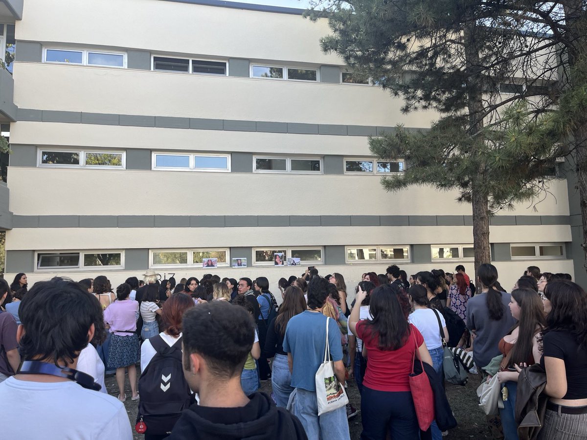 Kadınların katledilmesinin cezasız bırakılmasına, önlenebilir cinayetlerin önlenmemesine ve savaşa karşı bugün kadın duvarını tekrar boyadık.

Biz kadınlar barışta ısrarcıyız!
Ancak yasaklarla savaşacağız!
