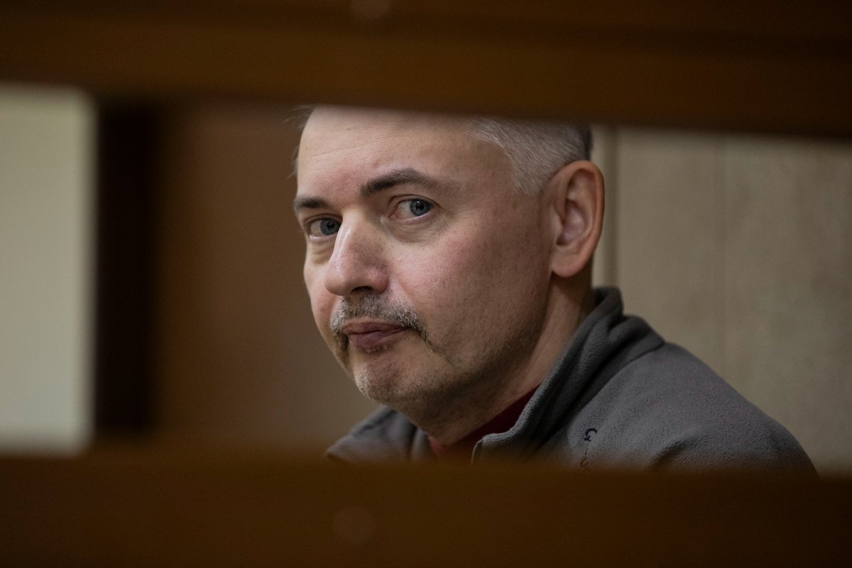 Агент «Карасев» под прикрытием. История волонтера «Немцова моста», получившего 12 лет колонии по делу об участии в легионе «Свобода России».

Московский активист Евгений Мищенко годами сохранял мемориал Борису Немцову на Большом Москворецком мосту. Там волонтера и задержали около