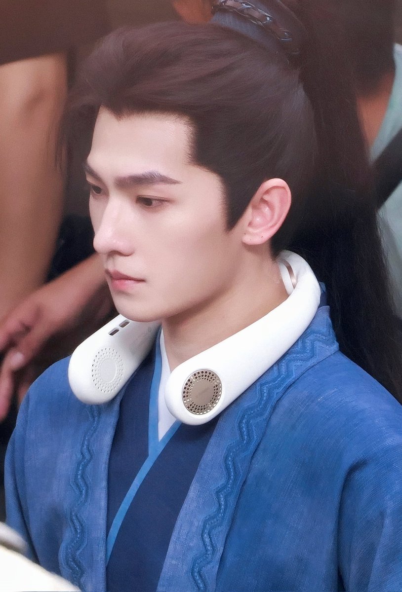 ปั่นข่าวเดทไม่ได้เพราะไม่มีเลิฟไลน์เหมือนที่ผ่านมา ปั่นแฟนหนังสือไม่พอใจก็ไม่ได้อีก เพราะต้นฉบับมีแค่4ตอน ก็เลยปั่นเรื่องผมแทน...... 3-4วันก่อนมีแค่ไม่กี่แอค ปั่นไม่ขึ้น วันนี้เลยเอาAIมาปั่นช่วย เปลืองตังค์อ่าาา เพราะจั่นเจามองยังไงก็หล่อ