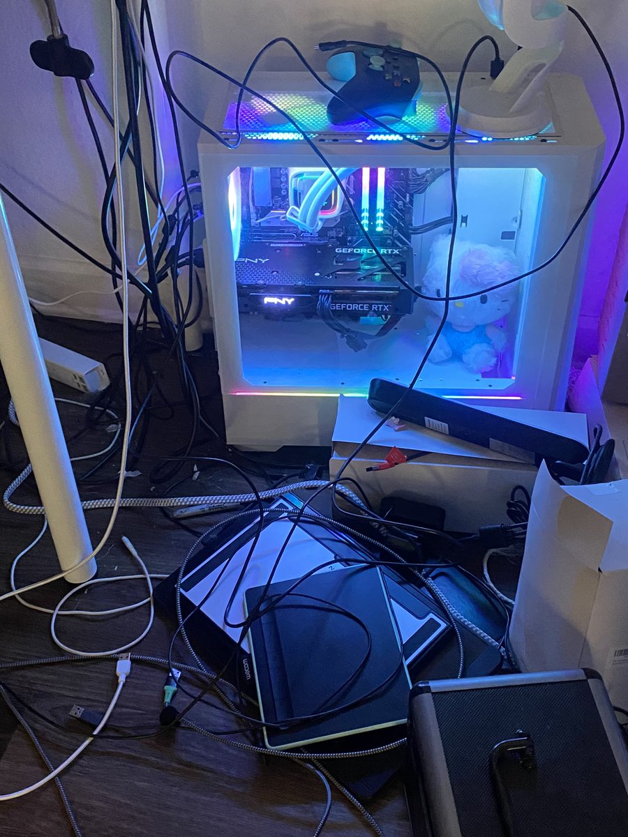 araagomi's tweet photo. rate my cable management https://t.co/NOwNnSXpKd