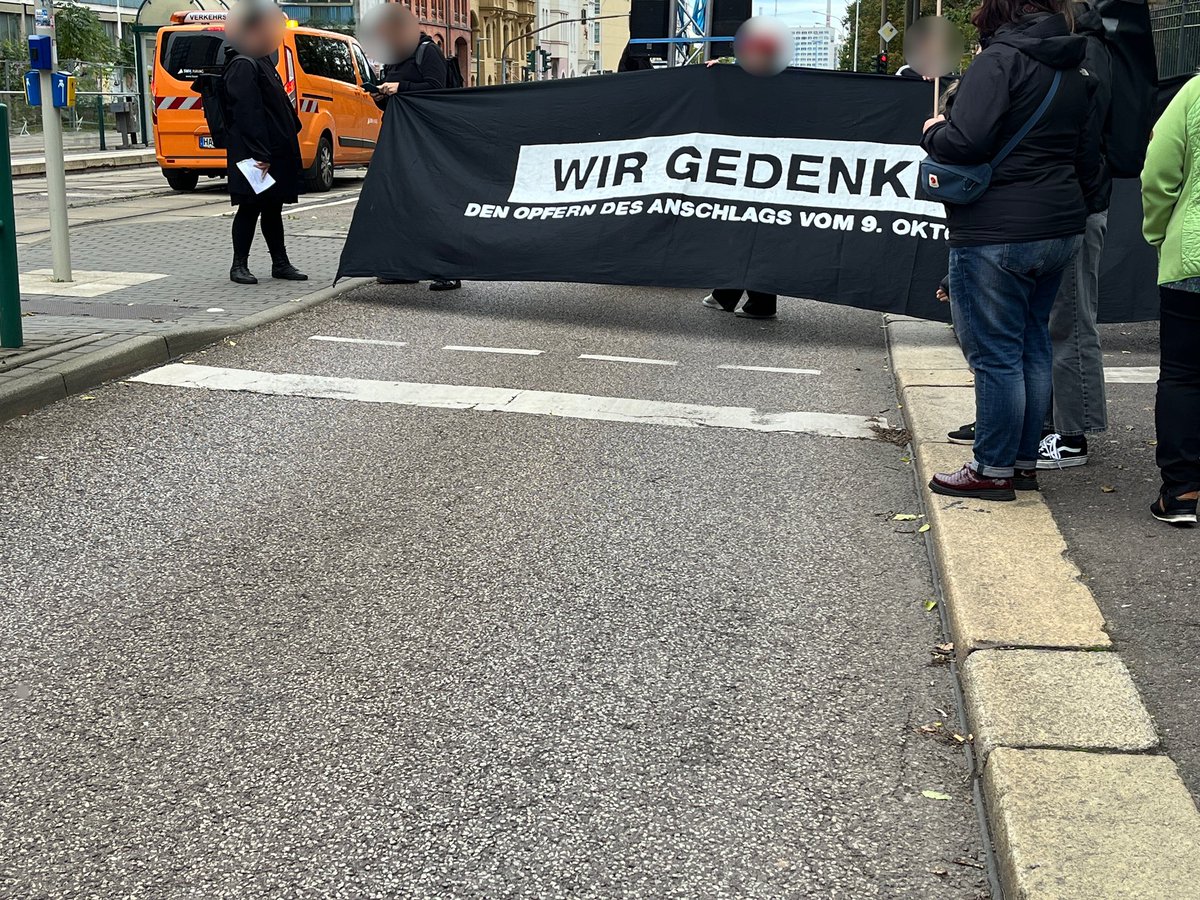 __maxnum__'s tweet photo. Ca. 200 Leute gedenken an die Opfer des Anschlags von Halle (Saale)/Wiedersdorf. Nun wird auf der Magdeburger Str. an Aftax I. gedacht, der am 09. Oktober 2019 beim Aussteigen aus der Straßenbahn bewusst vom Attentäter angefahren wurde. #hal0910 https://t.co/WSK8Rkq9IS