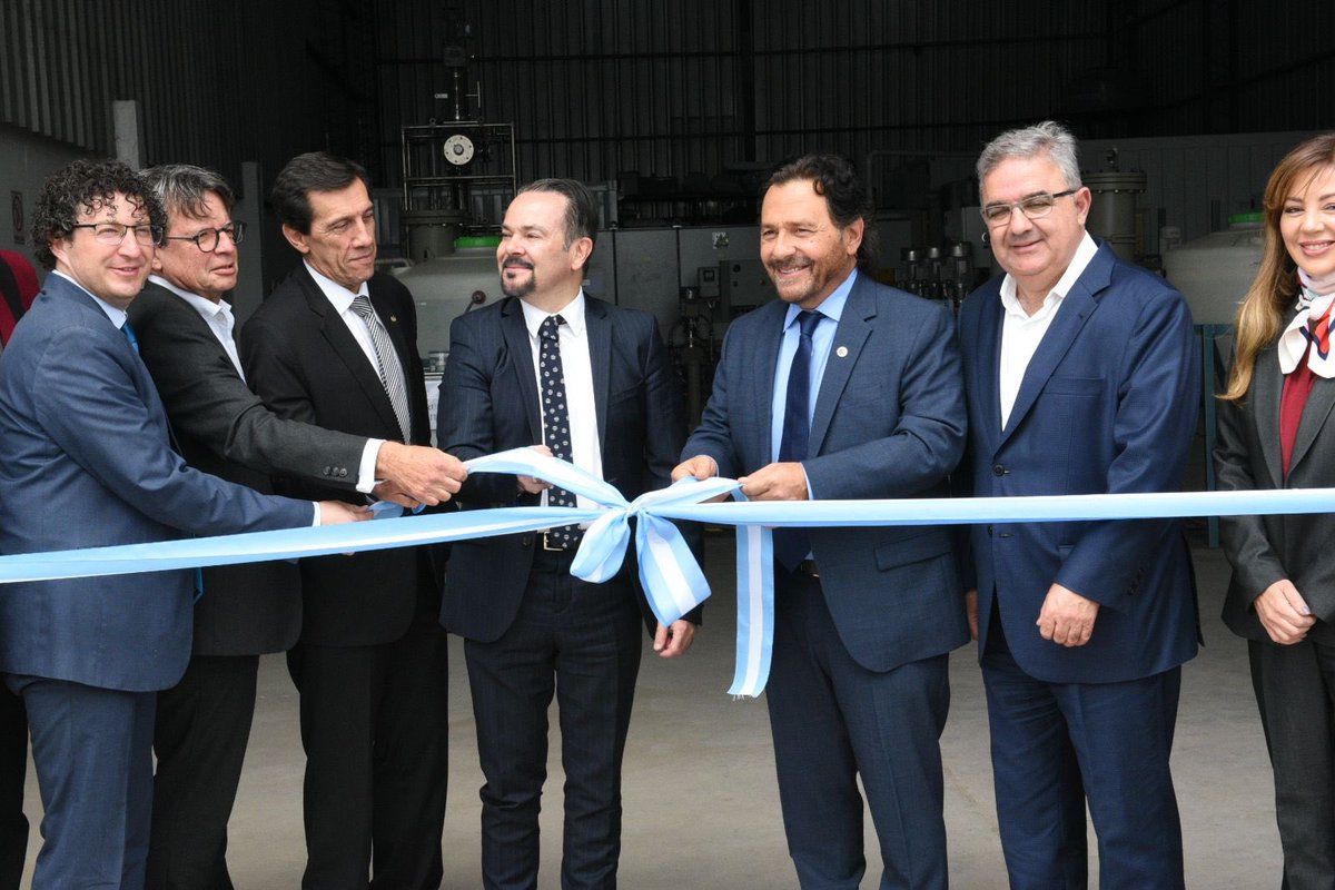Junto al embajador de Francia en Argentina, <a href="/NadalDiplo/">Romain Nadal</a> y los gobernadores de Jujuy, <a href="/carlossadirjuy/">Carlos Sadir</a> y Catamarca, <a href="/RaulJalil_ok/">Raúl Jalil</a>, inauguramos en el Parque Industrial de General Güemes, la planta de demostración de Adionics, empresa francesa dedicada a la industria del litio que
