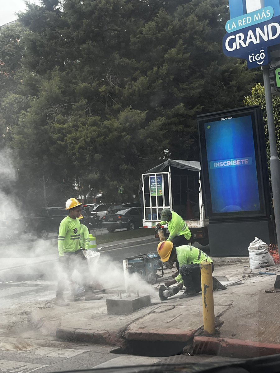 Faburoque's tweet photo. vos @RQuinonezL y @muniguate ni equipo protector o de seguridad le dan a los trabajadores, ese pobre chingandose los pulmones con ese polvillo https://t.co/4cz2m3IH1g